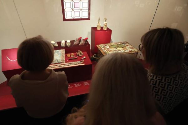 Почетное собрание: Музеи Московского Кремля показали сокровища царей