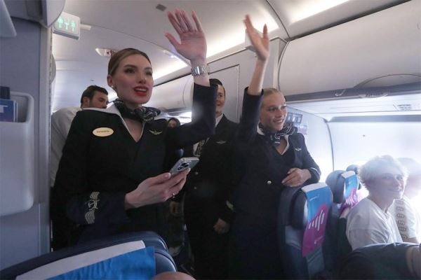 Эстрадники-высотники: Seville и HammAli & Navai выступили на борту самолета