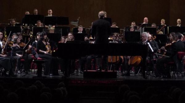 Джанандреа Нозеда выступил с Национальным симфоническим оркестром США в Милане